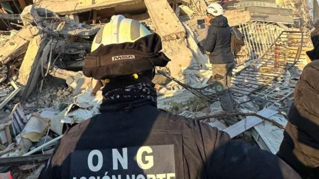 Bombero de Acción Norte en la zona del terremoto