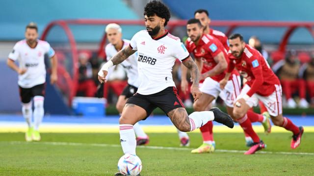 Barbosa dispara desde el punto de penalti.