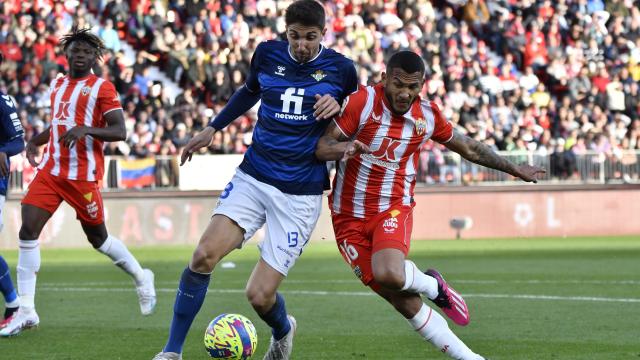 El defensa del Betis, Edgar González, disputa el balón ante el delantero colombiano del Almeria, Luis Suárez