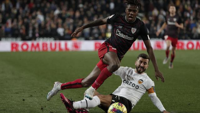 Nico Williams pelea un balón contra Gayà
