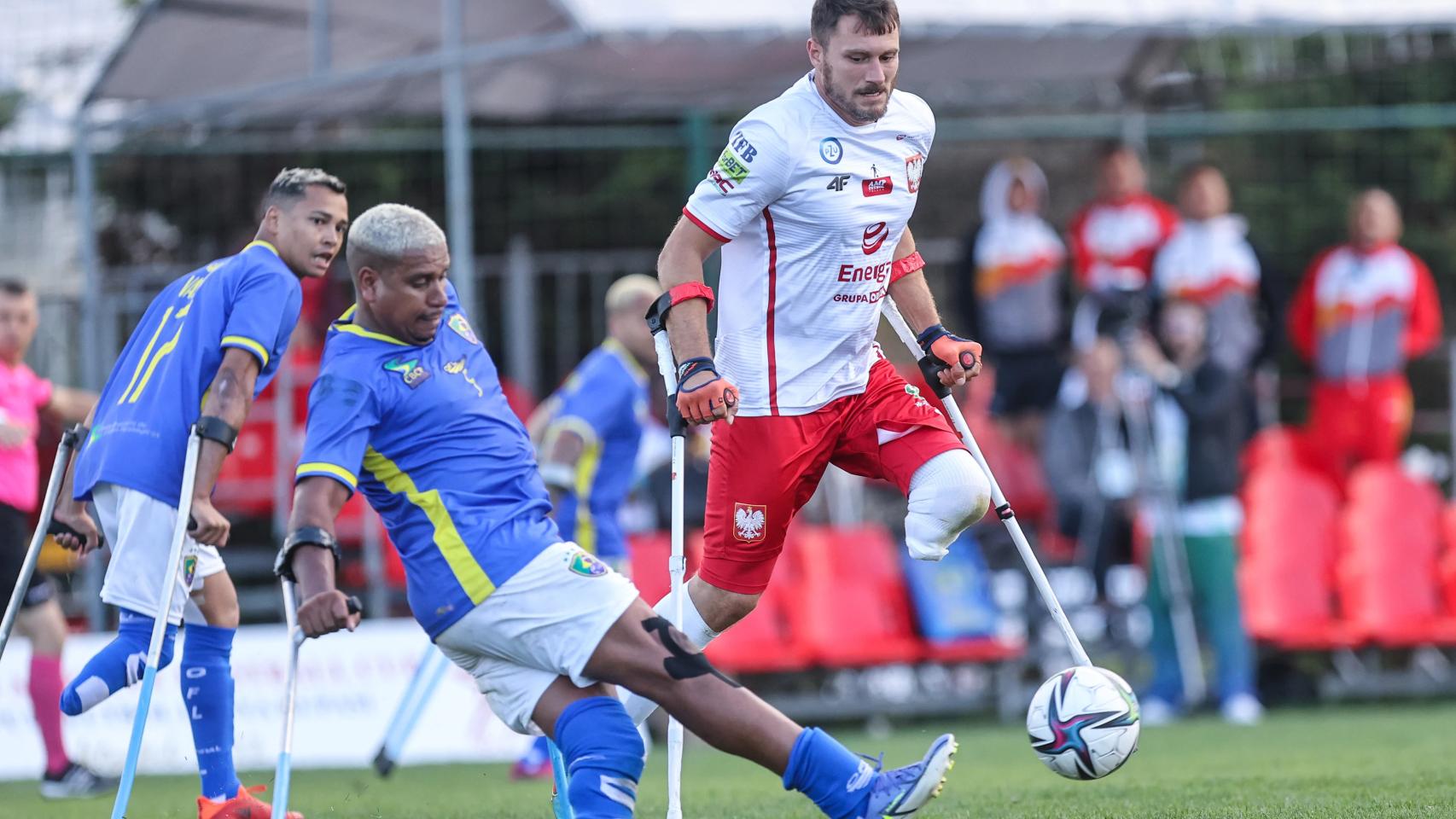 Marcin Oleksy durante un partido con la selección de Polonia de fútbol para amputados