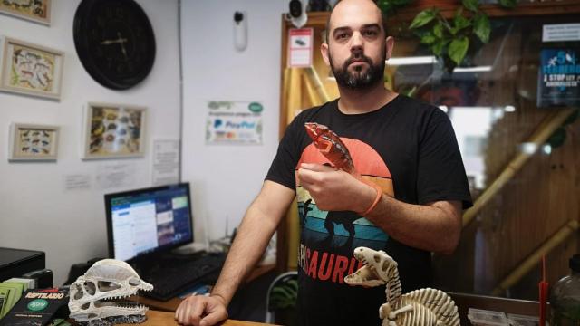 Alberto Gallardo, con una iguana, en su tienda de animales exóticos de Chiclana de la Frontera (Cádiz).