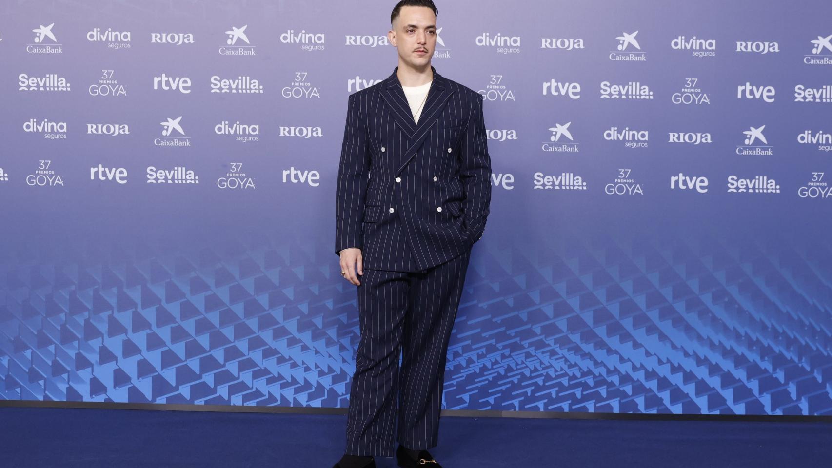 El cantante C. Tangana, posa en la alfombra azul antes de la entrega de premios.