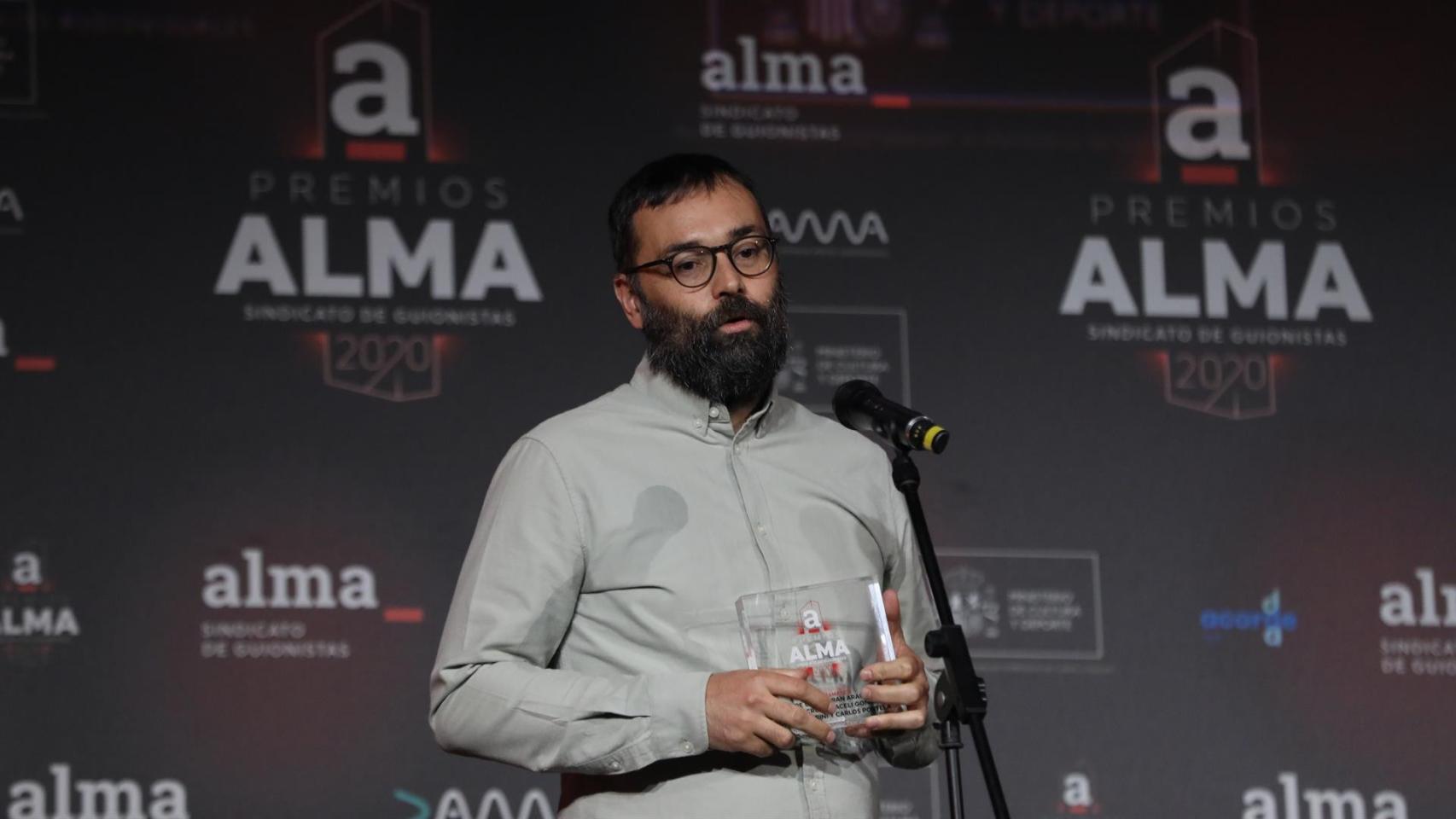 Fran Araújo recoge el premio ALMA al Mejor Guión de Serie Dramática por ‘Hierro’.
