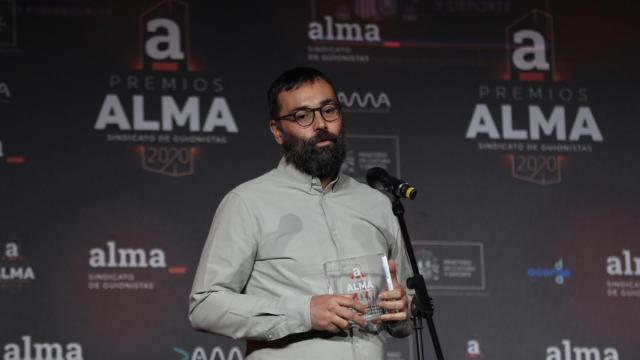 Fran Araújo recoge el premio ALMA al Mejor Guión de Serie Dramática por ‘Hierro’.