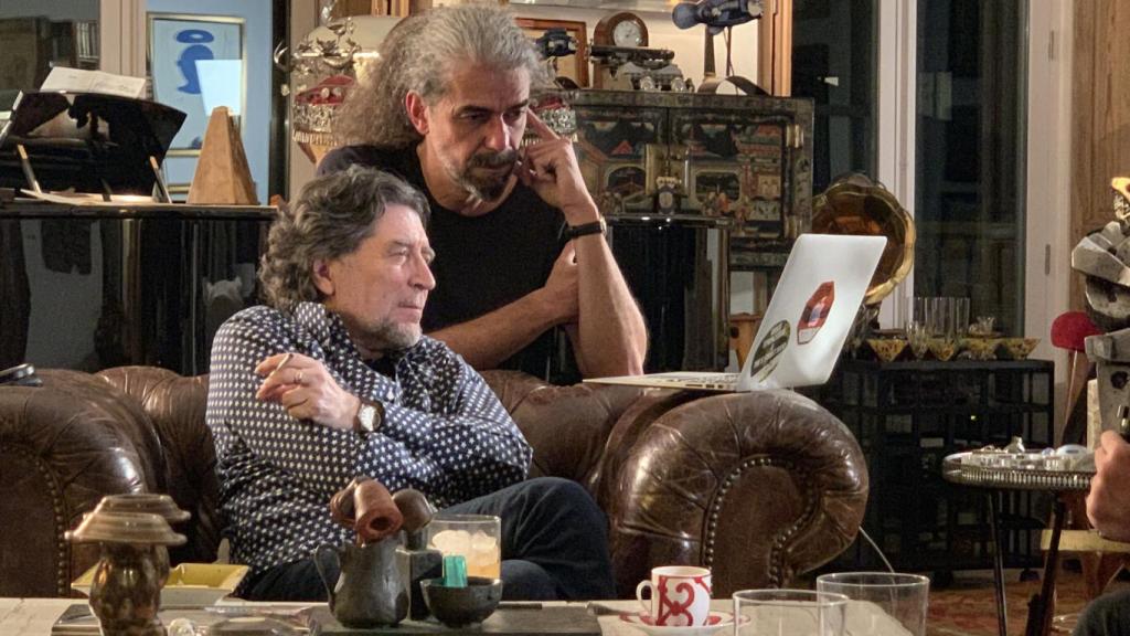 Joaquín Sabina y Fernando León de Aranoa en el documental 'Sintiéndolo mucho'