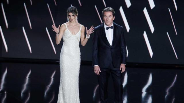 Los actores Clara Lago y Antonio de la Torre, presentadores de la gala, durante la ceremonia de los Premios Goya de anoche.