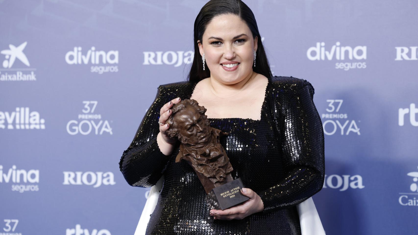 Laura Galán posando con su premio Goya. Foto: Jesús Briones (GTRES)