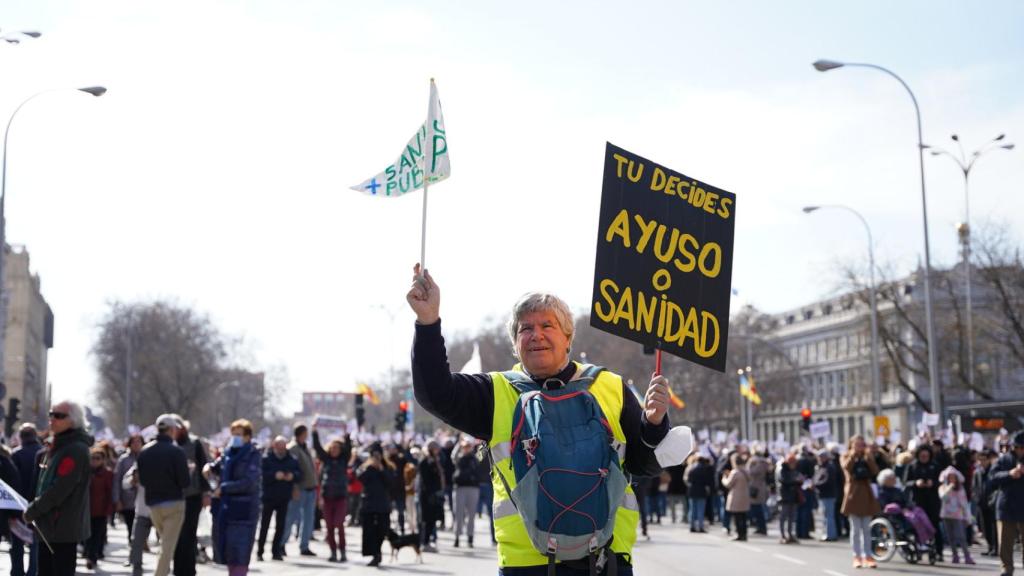 Un asistente a la manifestación de Madrid por la sanidad pública