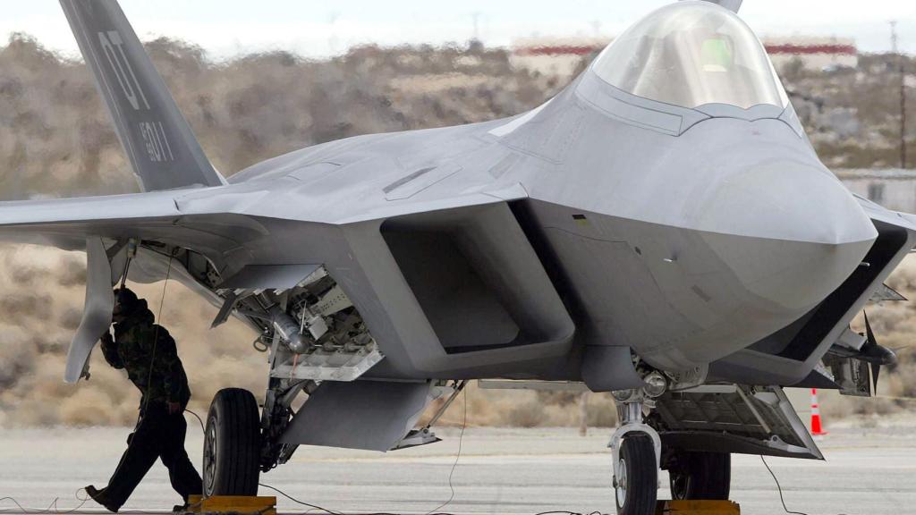 Bahía lateral derecha de un F-22 con un Sidewinder acoplado