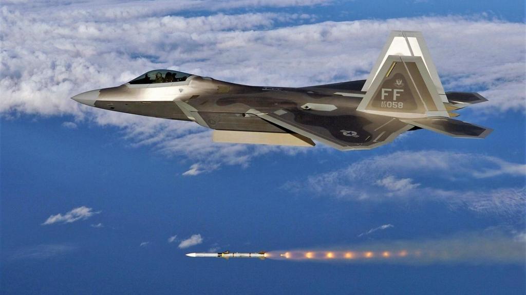 F-22, el caza al que relevará el F-47, lanzando un misil