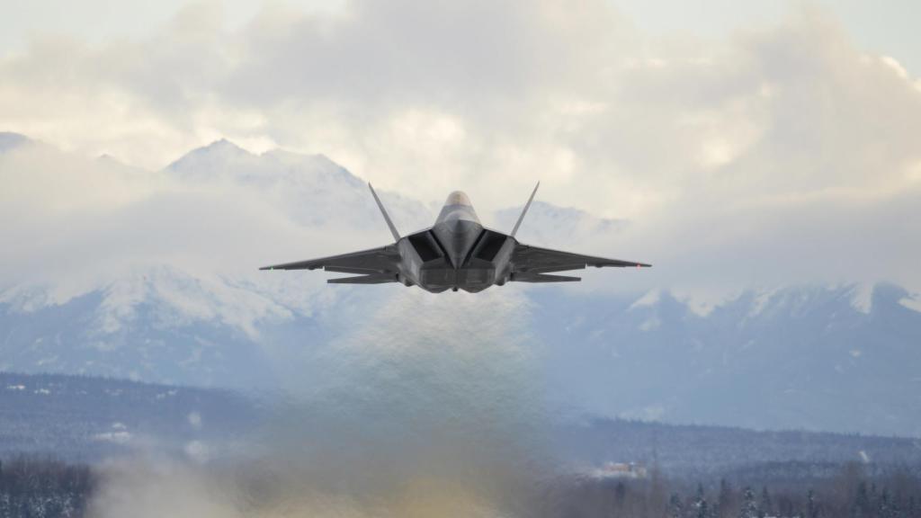 F-22 despegando