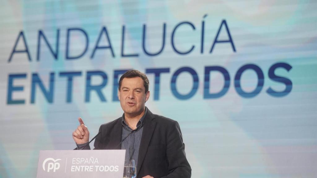 El presiente de la Junta de Andalucía, Juanma Moreno, en un acto electoral en Sevilla.