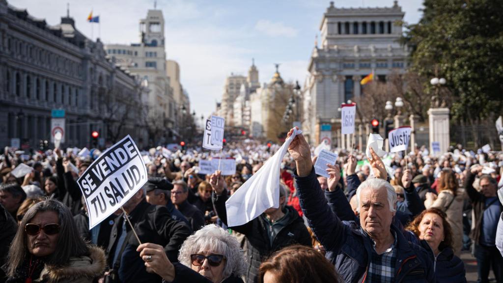 Miles de personas ocupan Cibeles y la Calle Alcalá.