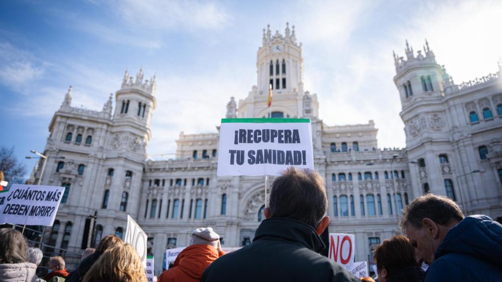 El Palacio de Cibeles durante la marcha multitudinaria de este domingo.