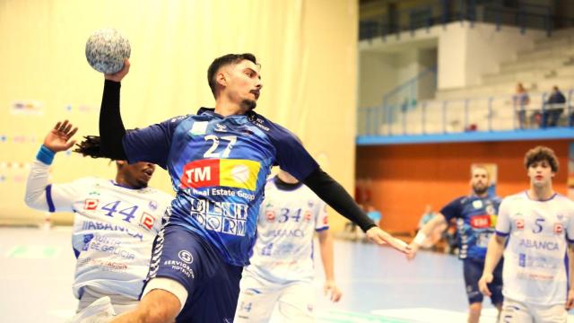 El TM Benidorm en el partido de este sábado en su ciudad ante el Cisne Balonmano.