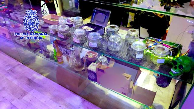 La tienda de Alicante en la que han sido detenidas dos personas acusadas de tráfico de drogas.