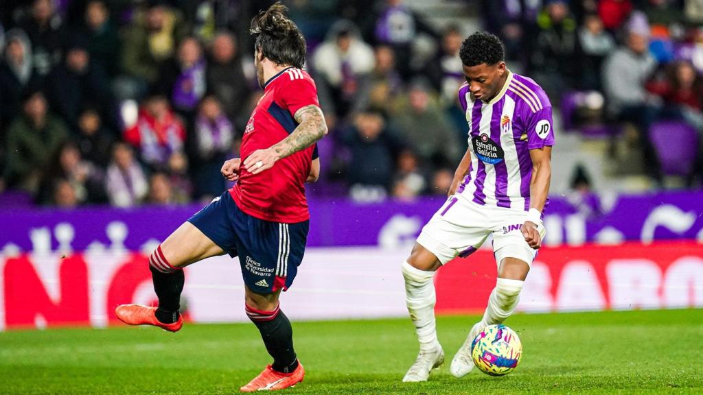 Gonzalo Plata encara a Juan Cruz durante el partido disputado en el José Zorrilla.