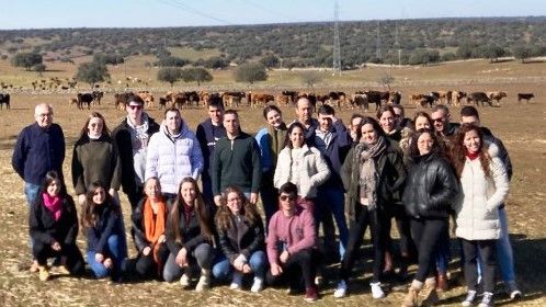 En la foto los veterinarios asistentes al curso