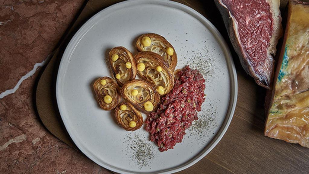 Steak tartar con croissant Comparte Bistró