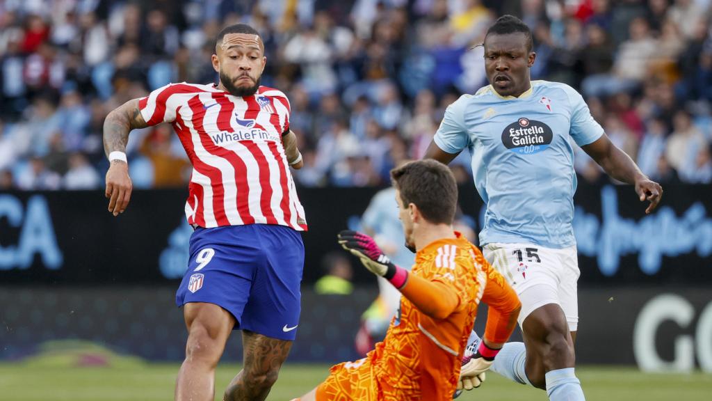 Depay realiza un disparo a puerta en el Celta - Atlético de Madrid