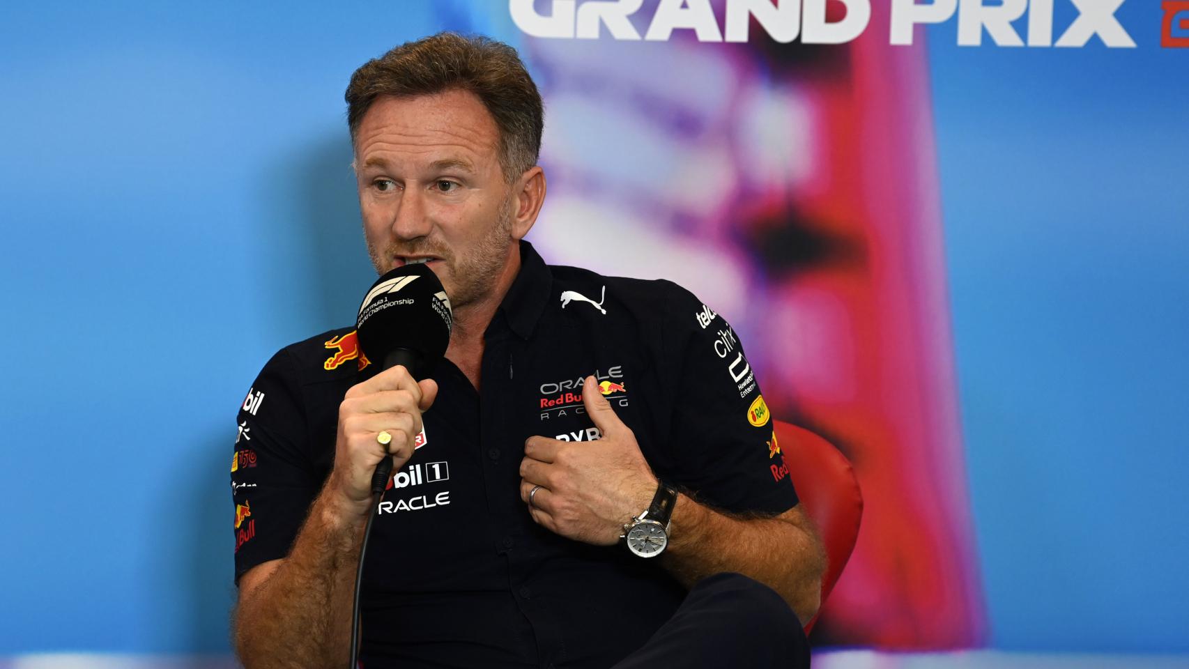 Horner, en una rueda de prensa con Red Bull.