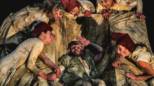 Marat (Jerónimo Arenal), en el centro, rodeado por el coro del manicomio de Charenton. Foto: Félix Váquez