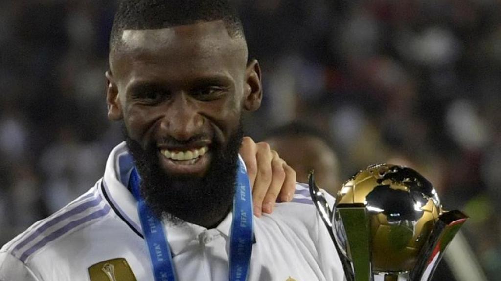 Rüdiger, con el trofeo del Mundial de Clubes de la FIFA