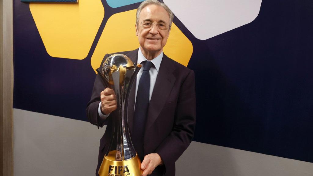 Florentino Pérez, con el trofeo del Mundial de Clubes de la FIFA