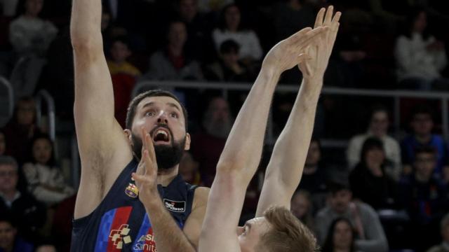 Nikola Mirotic, ante Justus Hollatz durante el Barça Basket - Río Breogán de la ACB 2022/2023