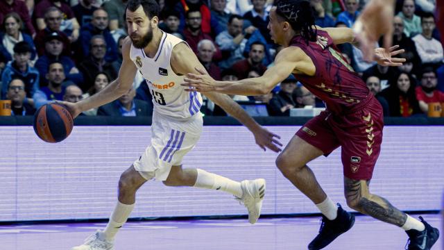 Sergio Rodríguez sube una pelota en un ataque del Real Madrid