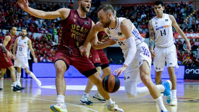 Dzanan Musa intenta un ataque contra UCAM Murcia
