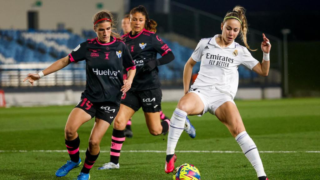 Athenea del Castillo realiza un regate frente a una jugadora del Sporting de Huelva.