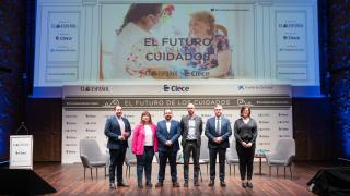 Jesús Cubero, secretario general de AESTE; Cristina Antoñanzas, vicesecretaria general de UGT; Eduardo Ortega Socorro, redactor jefe de EL ESPAÑOL-Invertia; Nacho Álvarez, secretario de Estado de Servicios Sociales; Cristóbal Valderas, presidente de CLECE, y Carolina Vidal, secretaria de Mujeres, Igualdad y Condiciones de Trabajo de CC.OO.