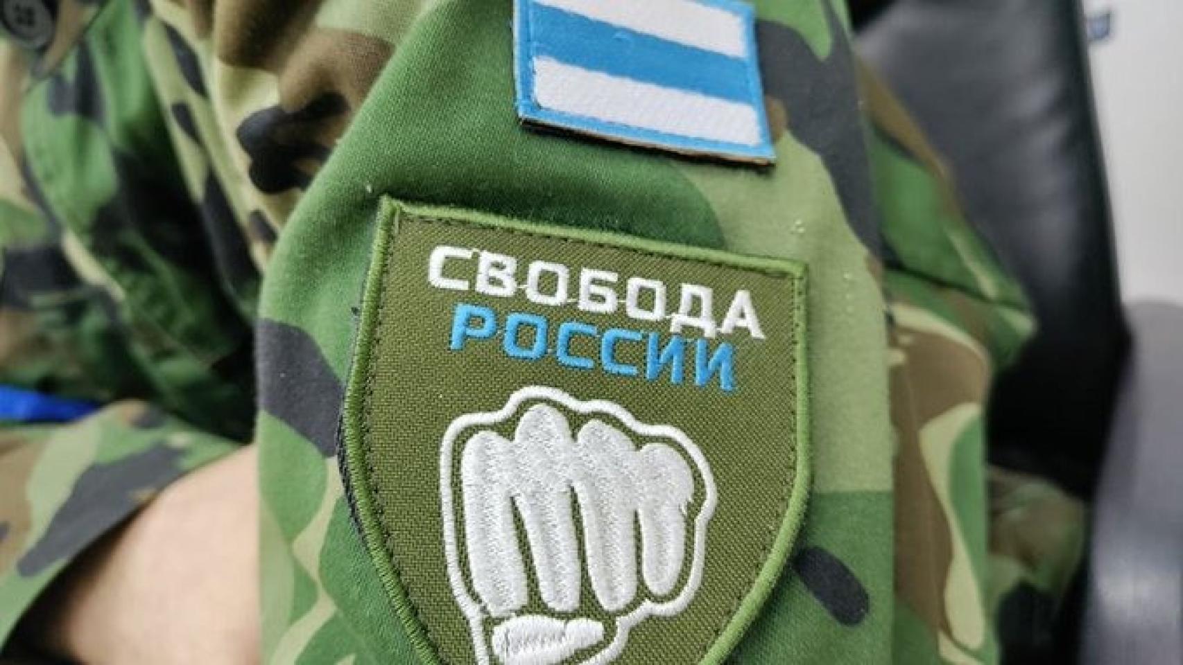Los militantes utilizan la bandera blanca-azul-blanca en protesta contra la invasión rusa de Ucrania.