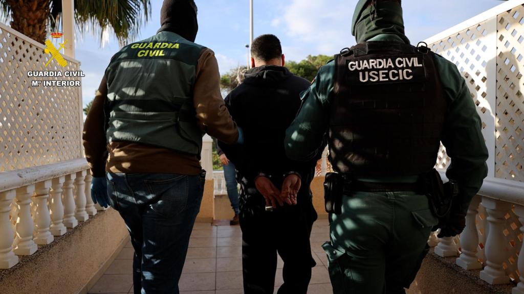 El detenido, en su vivienda.