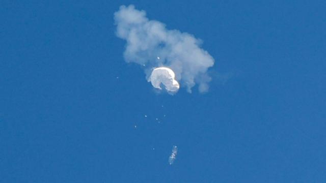 El presunto globo espía chino deriva hacia el océano tras ser derribado frente a la costa en Surfside Beach, Carolina del Sur.