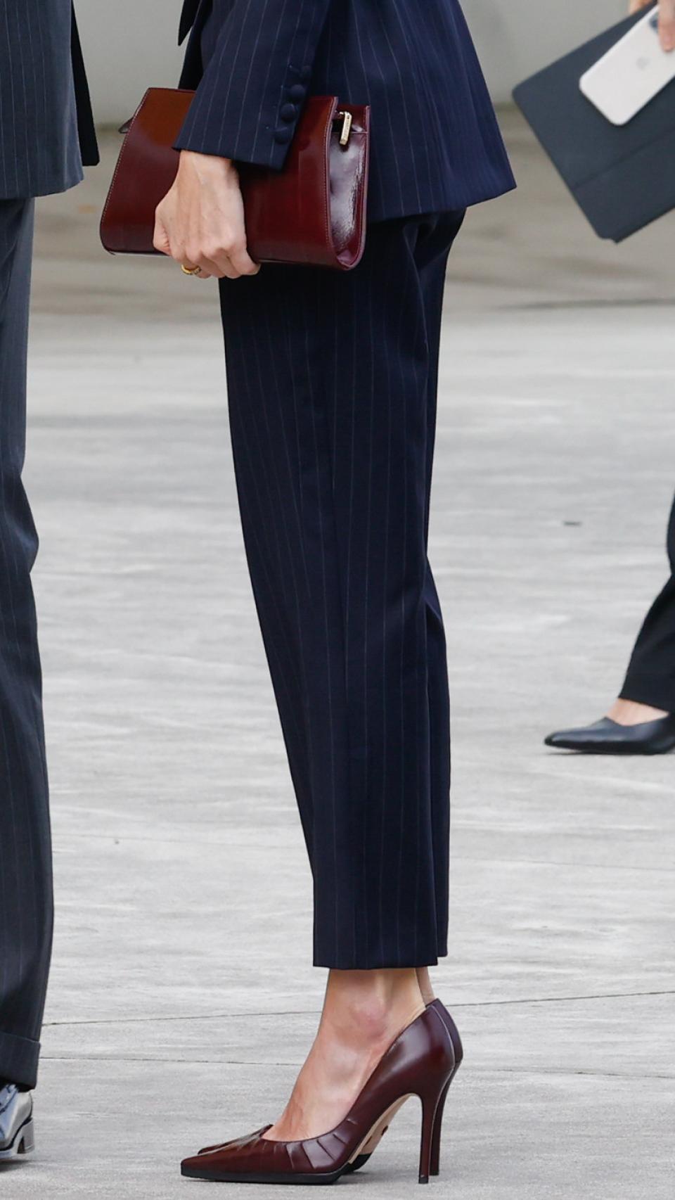 La cartera y los salones que ha lucido este lunes, 13 de febrero, la reina Letizia en Avilés.