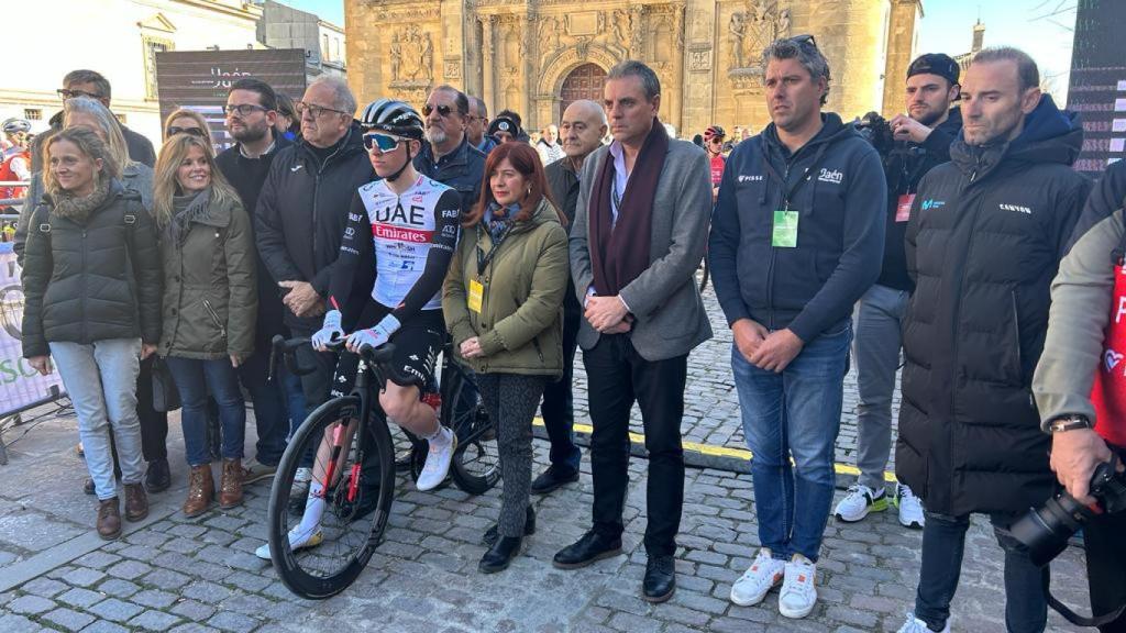 Tadej Pogaçar, con Pascual Momparler y Alejandro Valverde en la salida.