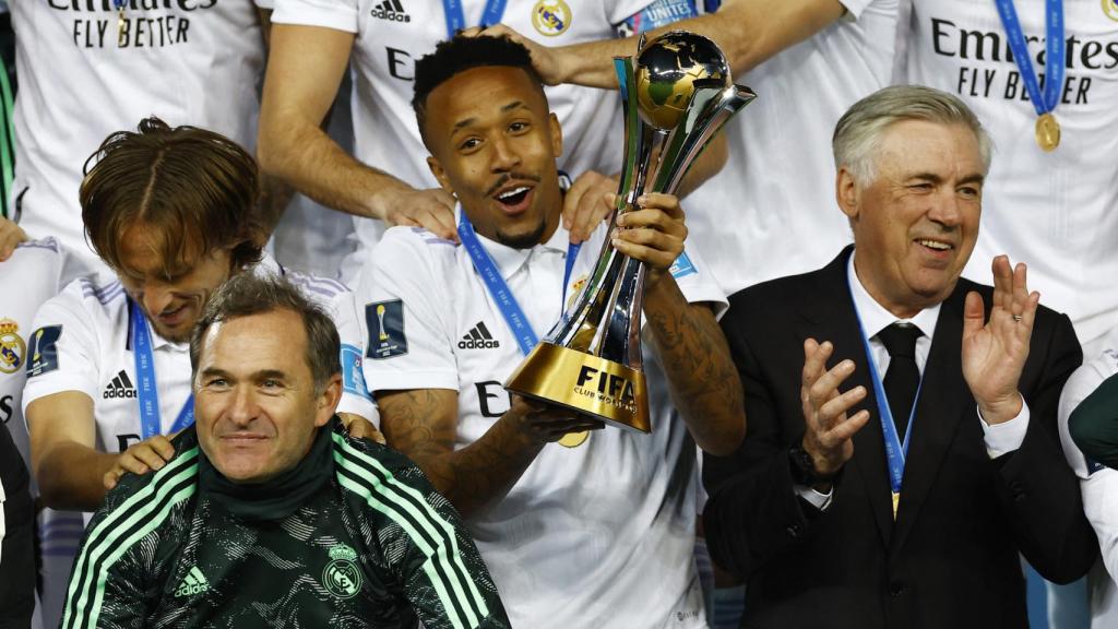 Ancelotti, junto a Militao y Modric en la celebración del Mundial de Clubes.
