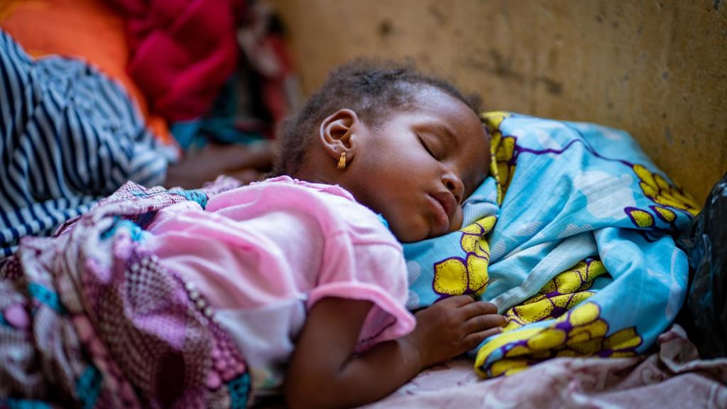 Bebé desnutrido hospitalizado en una Unidad de Recuperación de Educación Nutricional de Bawa, Gao.