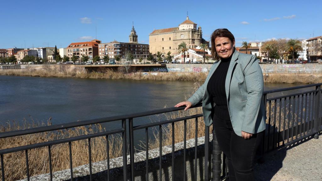 Tita García Elez en el puente romano de Talavera, que cuenta con iluminación artística desde hace unos meses.