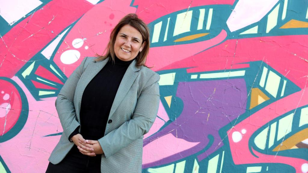 Tita García Elez en una de las paredes de la antigua central hidroeléctrica de Talavera, que va a ser rehabilitada.