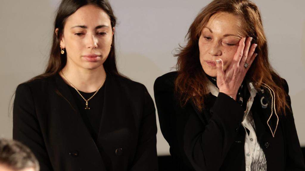 Eulalia Ramón y Anna, la hija de Carlos Saura, muy emocionadas en la capilla ardiente.