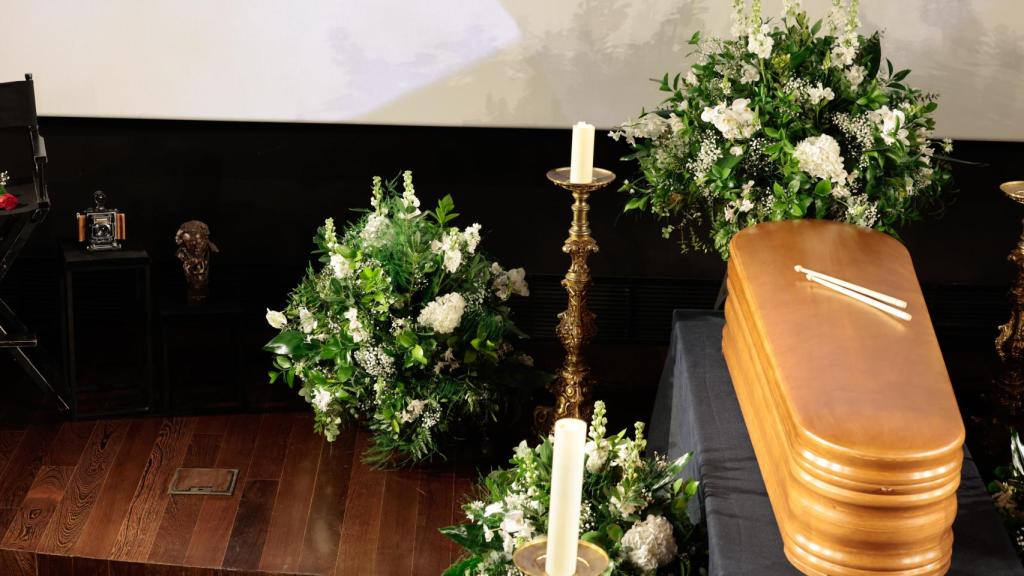Los restos mortales de Carlos Saura junto a una cámara de fotos y su Goya de Honor.