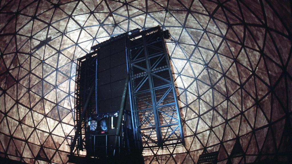 Radar AN/FPS-117 en el interior del radomo