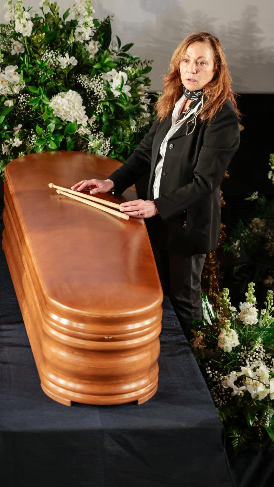 Eulalia Ramón, muy emocionada, junto a los restos mortales del que fue su marido.