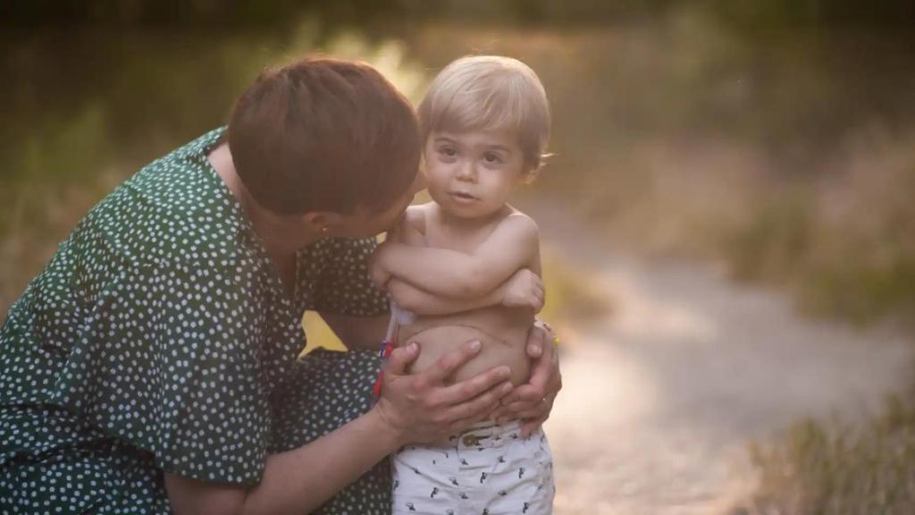 Mateo junto a su madre, Sara.