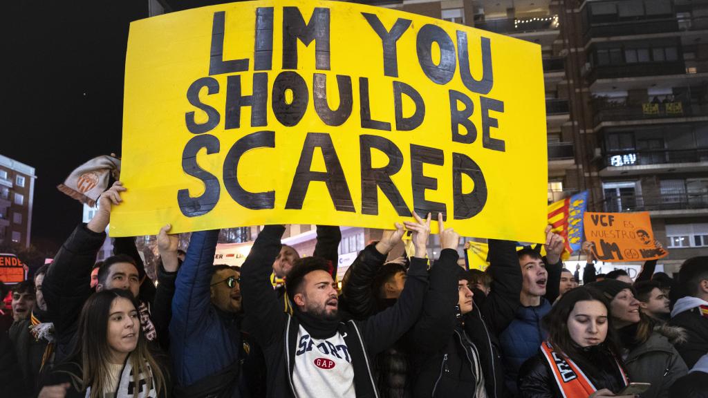 Pancarta en Mestalla contra Peter Lim