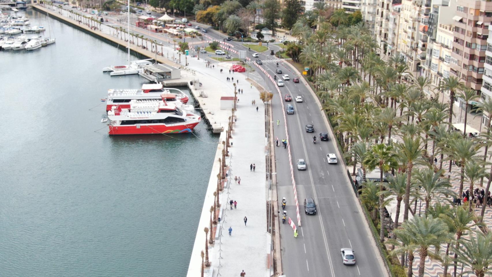 Vista panorámica del corte del carril realizado este lunes por el Ayuntamiento.